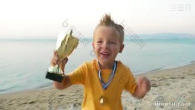 小孩子拿着奖杯和奖牌高兴地跳起来，他大喊着，亲吻着<strong>奖品</strong>